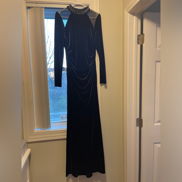 Vince Camuto navy velvet gown - Picture 2 of 8